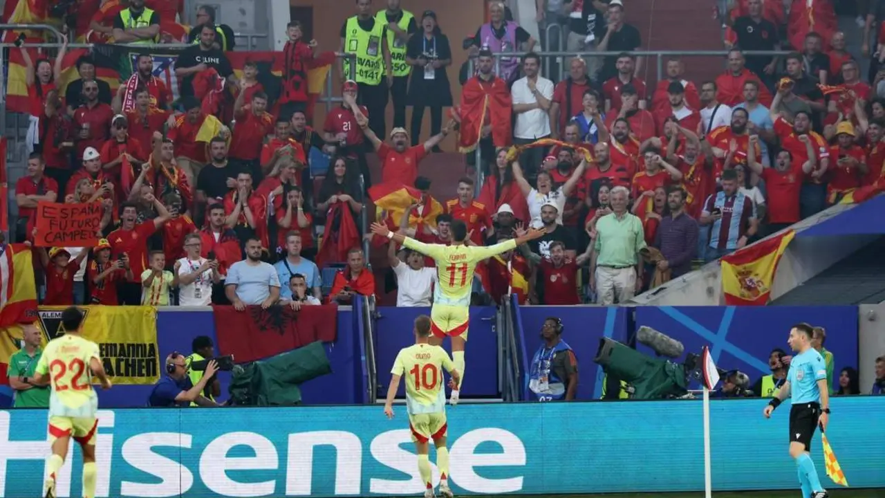 Jugadores espa&ntilde;oles celebran el gol. - EFE