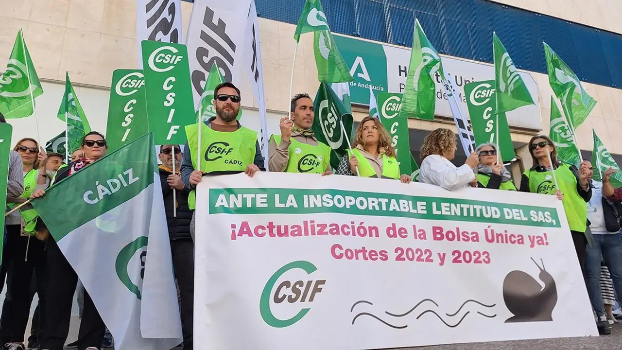 Concentraci&oacute;n de CSIF ante el Hospital Puerta del Mar. - VIVA