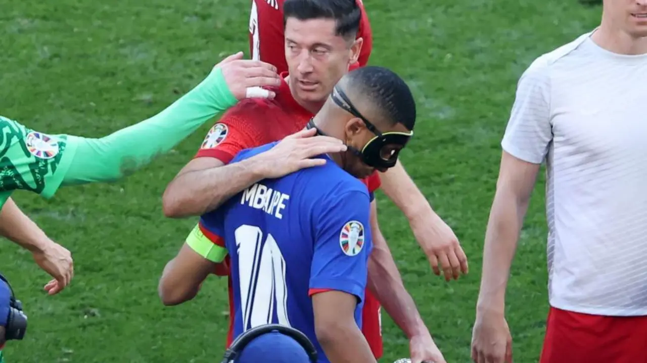 Mbapp&eacute; y Lewandowski, tras el partido.  - EFE