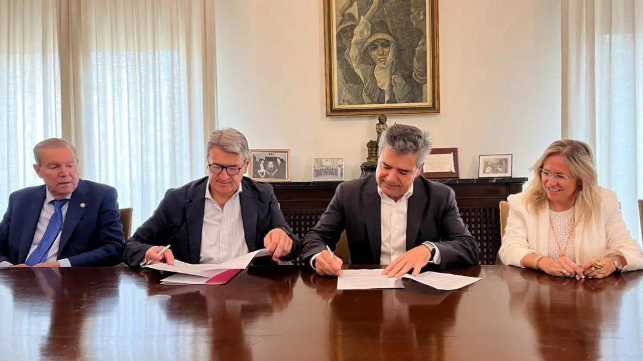 C&eacute;sar Salda&ntilde;a, en la firma del convenio.  - Andaluc&iacute;a Informaci&oacute;n