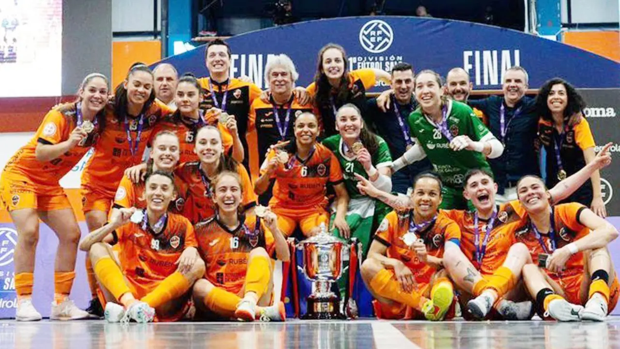 Cari Garc&iacute;a -detr&aacute;s de la copa y con los colores de Andaluc&iacute;a - AI