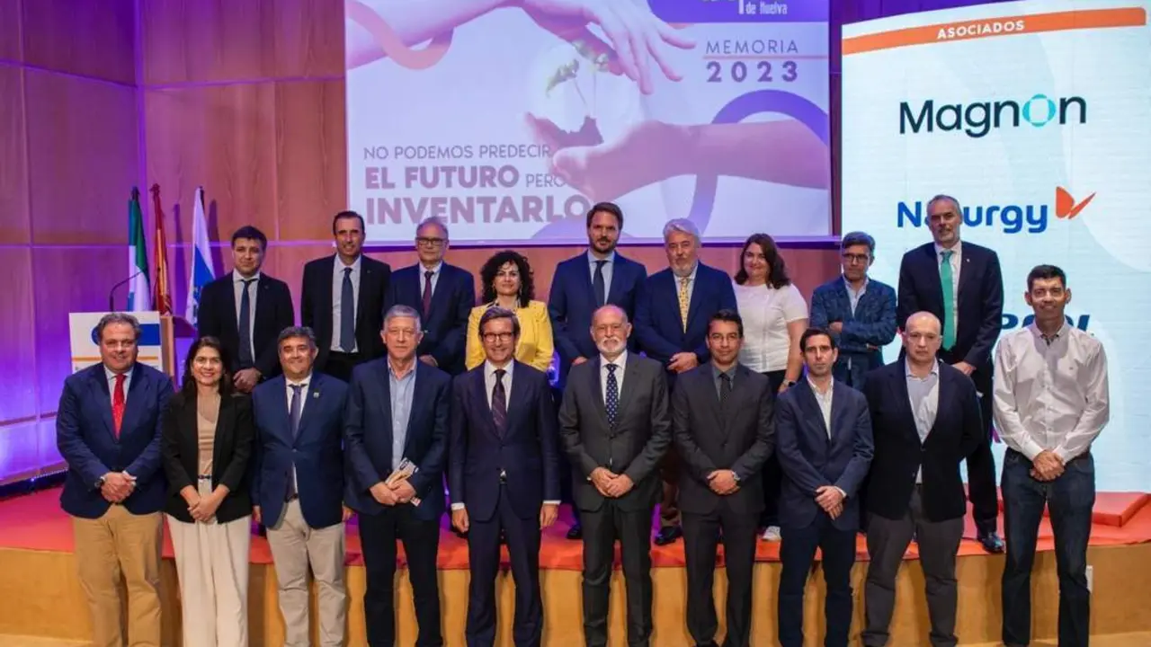 Foto de familia en la presentaci&oacute;n de la Memoria de Aiqbe. - VH