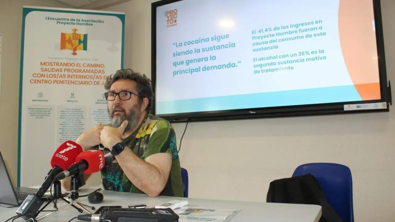 Pedrero en rueda de prensa.  - Proyecto Hombre