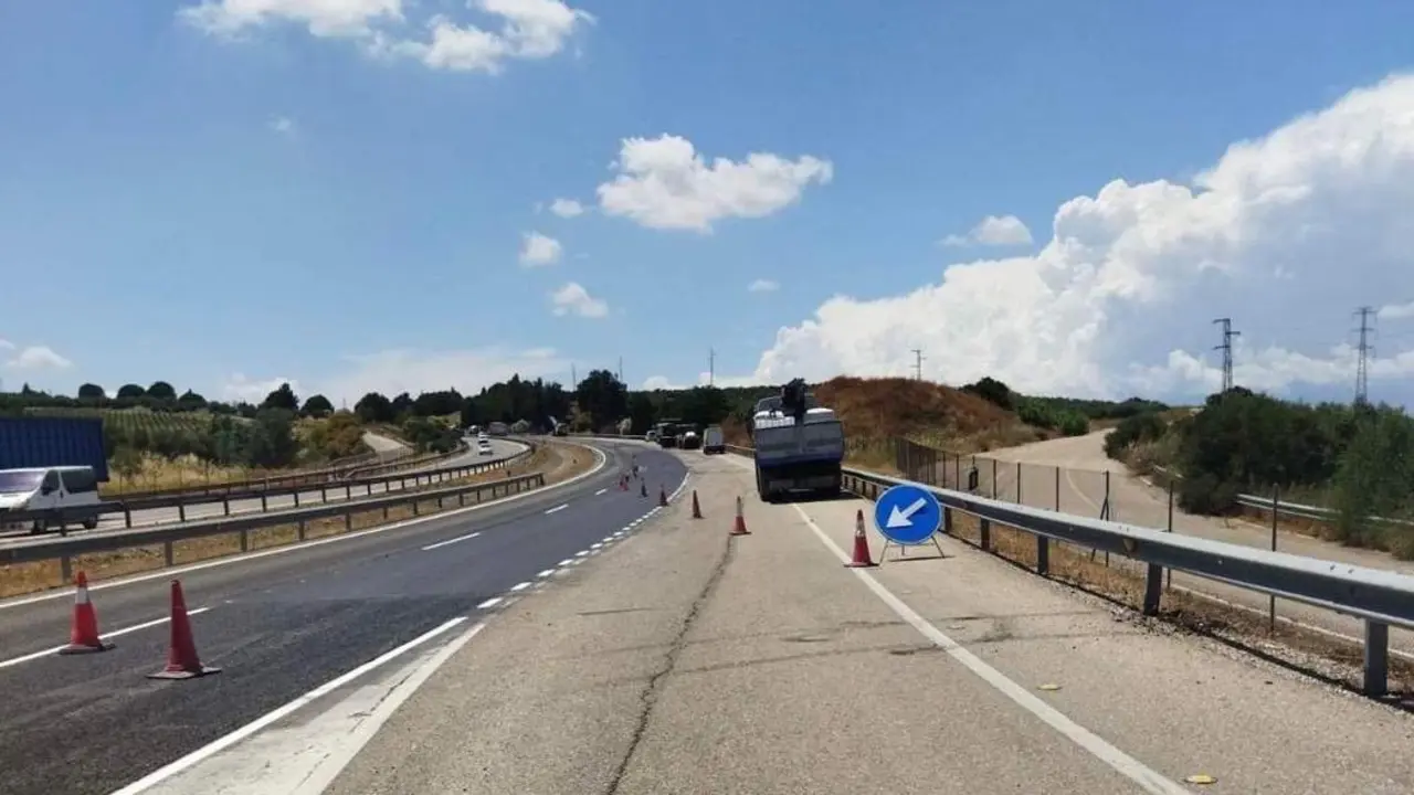 Obras de mejora en el firme de la A-4. - Europa Press
