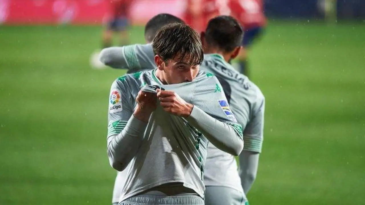 El lateral izquierdo del Real Betis, Juan Miranda, besa el escudo de la camiseta tras marcar un gol a Osasuna esta temporada.  - rbb