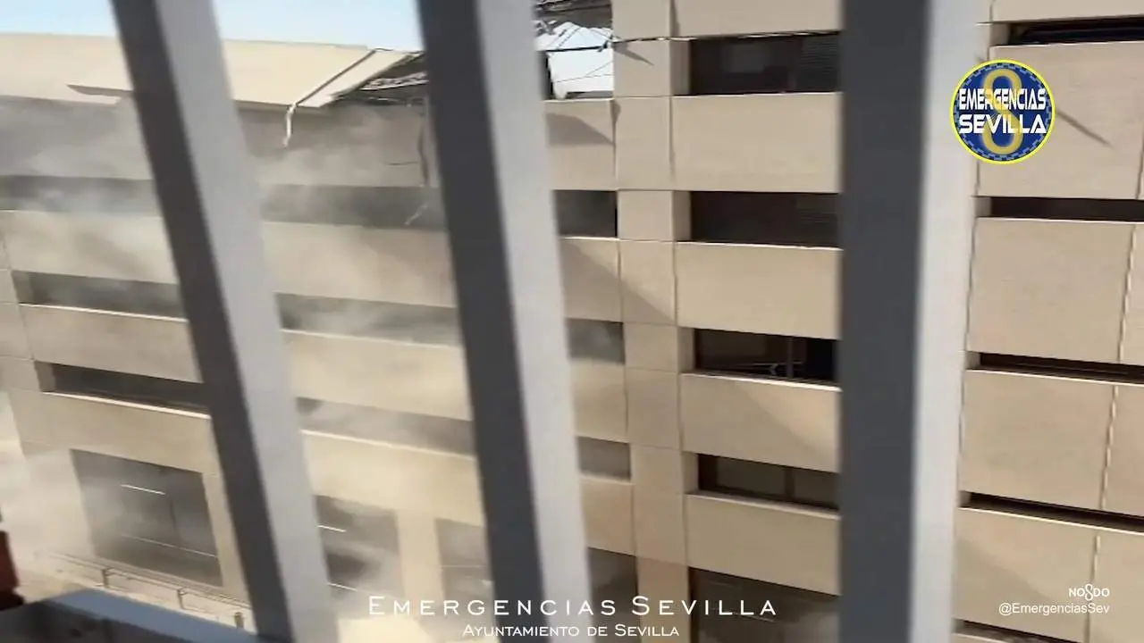 Colapsan cuatro plantas de un edificio que estaba siendo demolido en Sevilla