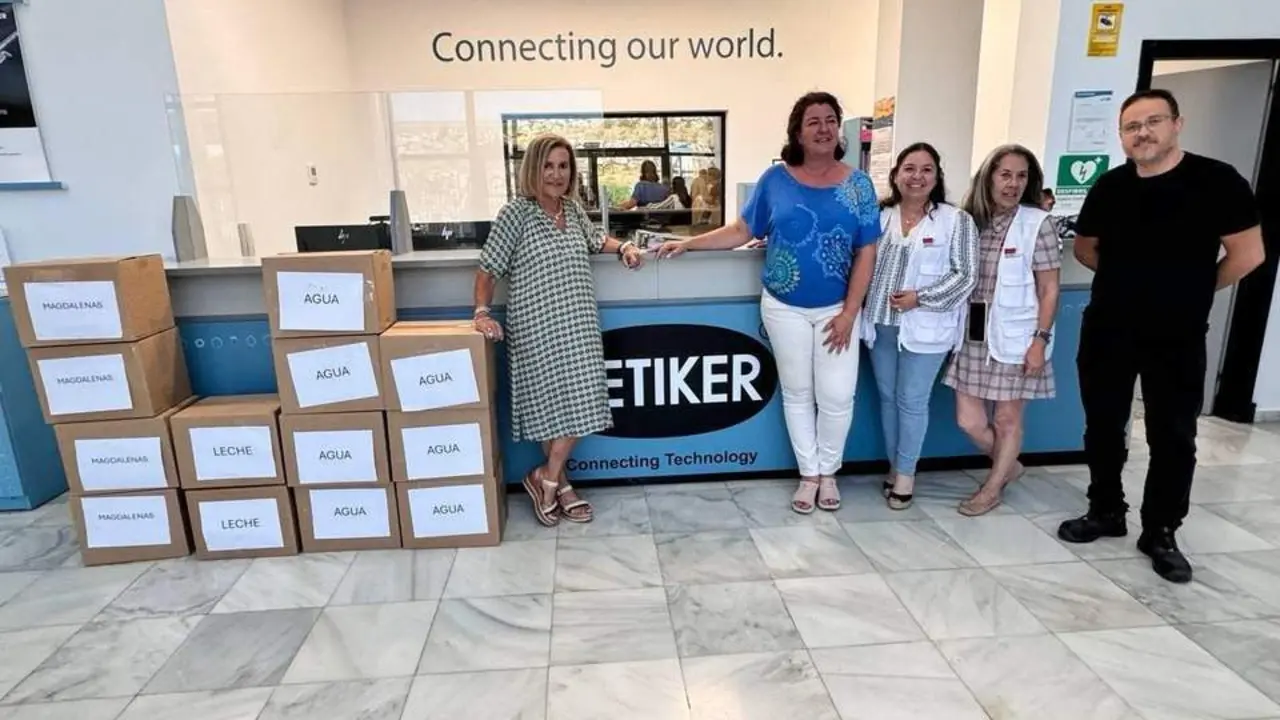 CARMEN LARA CON LA PLANTILLA DE OETIKER. - VIVA