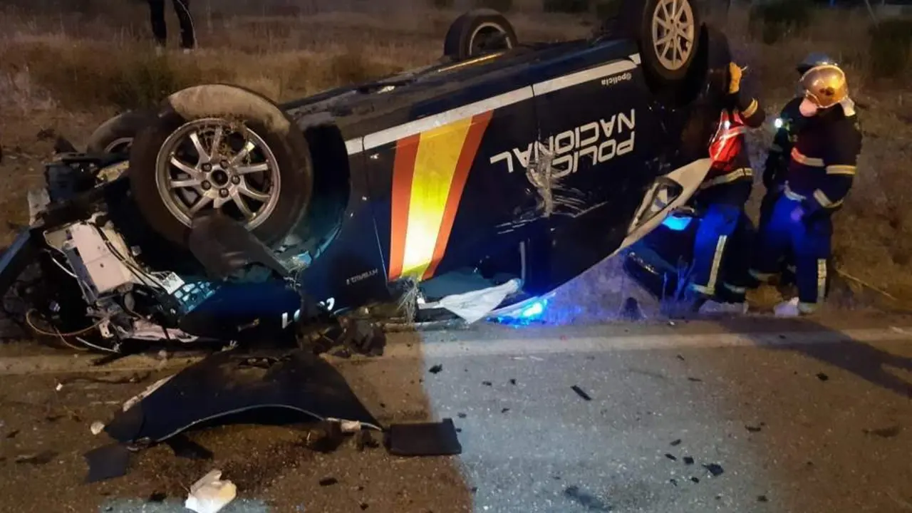 Estado en que qued&oacute; el veh&iacute;culo policial en el que iban los agredidos. - Facebook