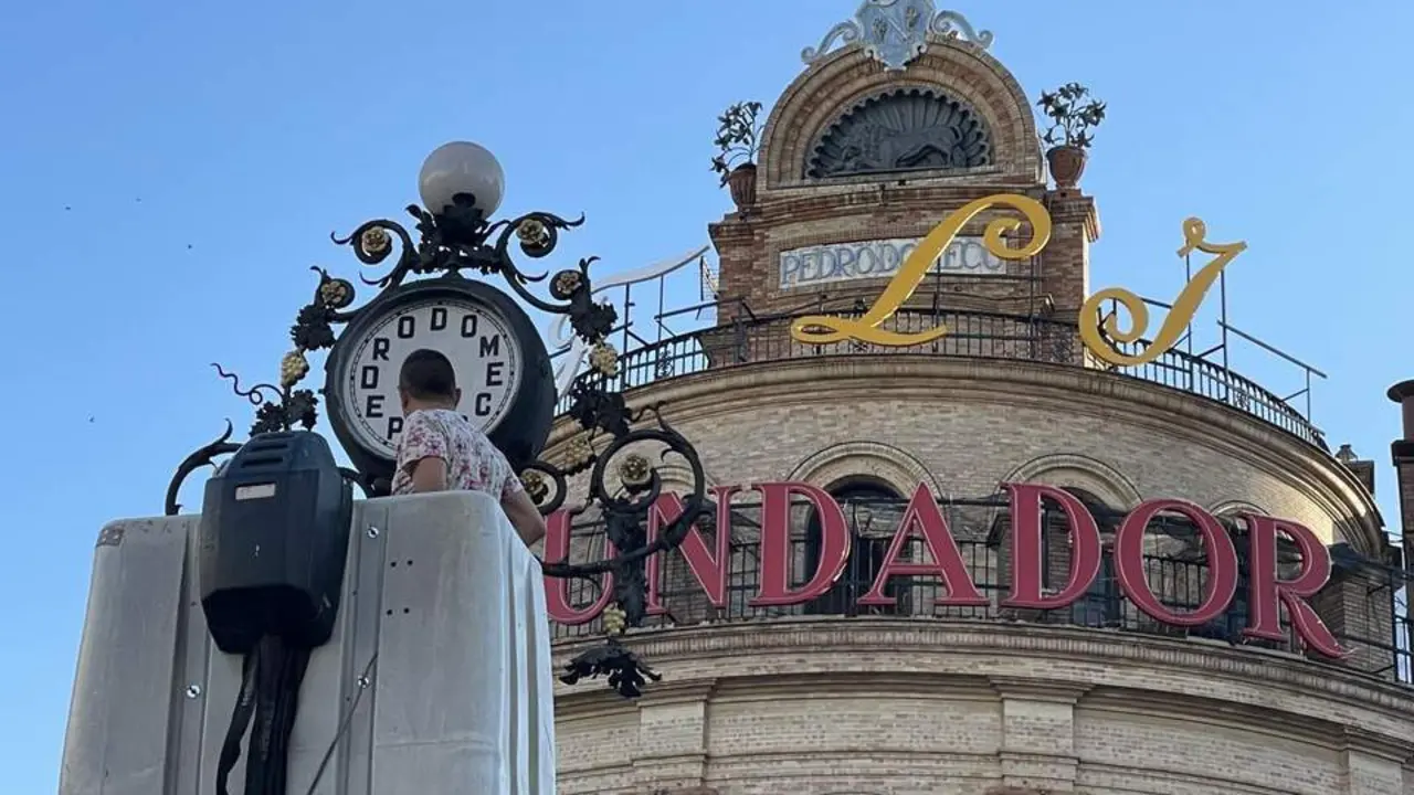 Operarios supervisando el reloj.  - Viva