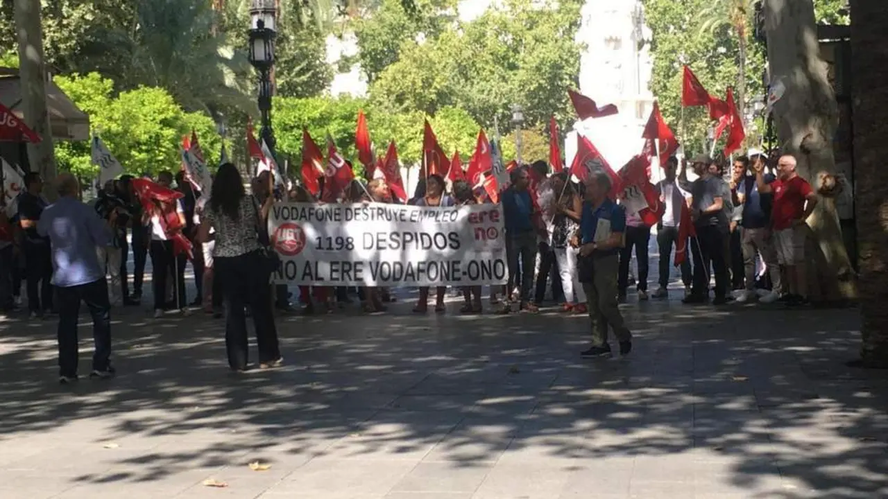 La protesta ante el Ayuntamiento de Sevilla. - CT