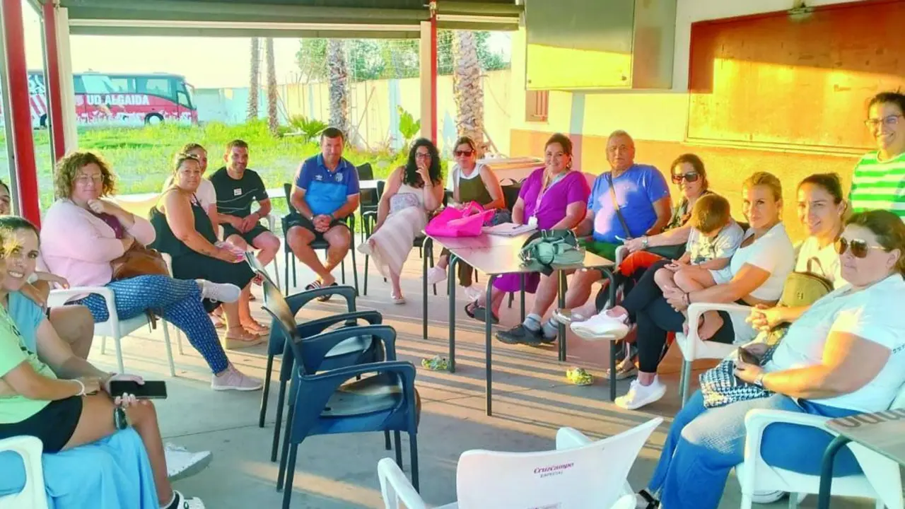 Reuni&oacute;n mantenida recientemente con las madres de las Reinas y Damas - AI