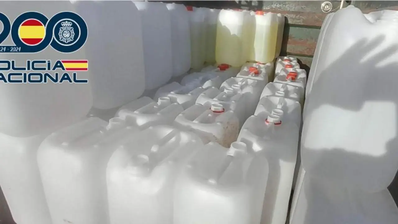 Las garrafas de gasolina intervenidas.  - Polic&iacute;a Nacional