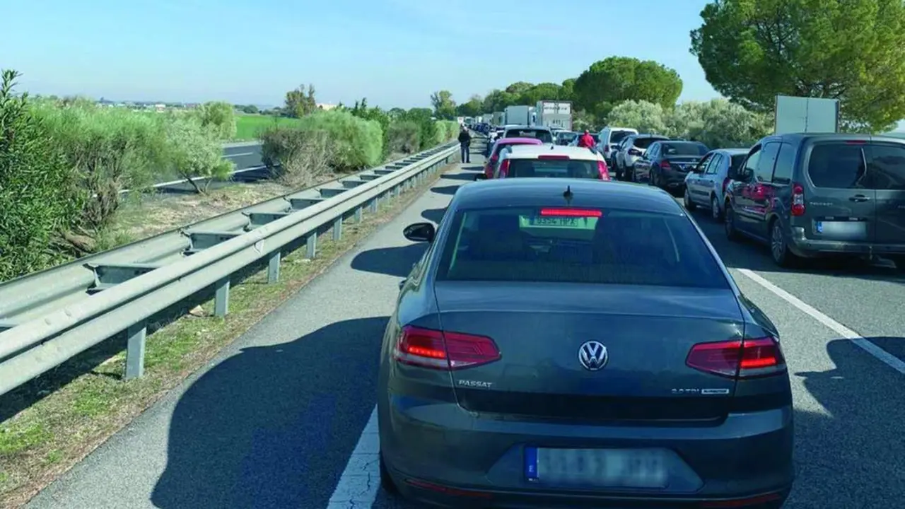 Atascos en la autopista AP4 entre Sevilla y Jerez - Viva