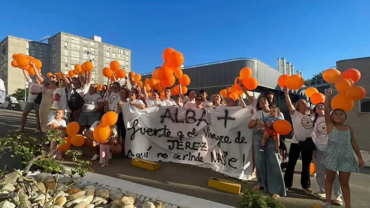 Visita sorpresa a Alba al hospital de Jerez para visibilizar su lucha contra la leucemia