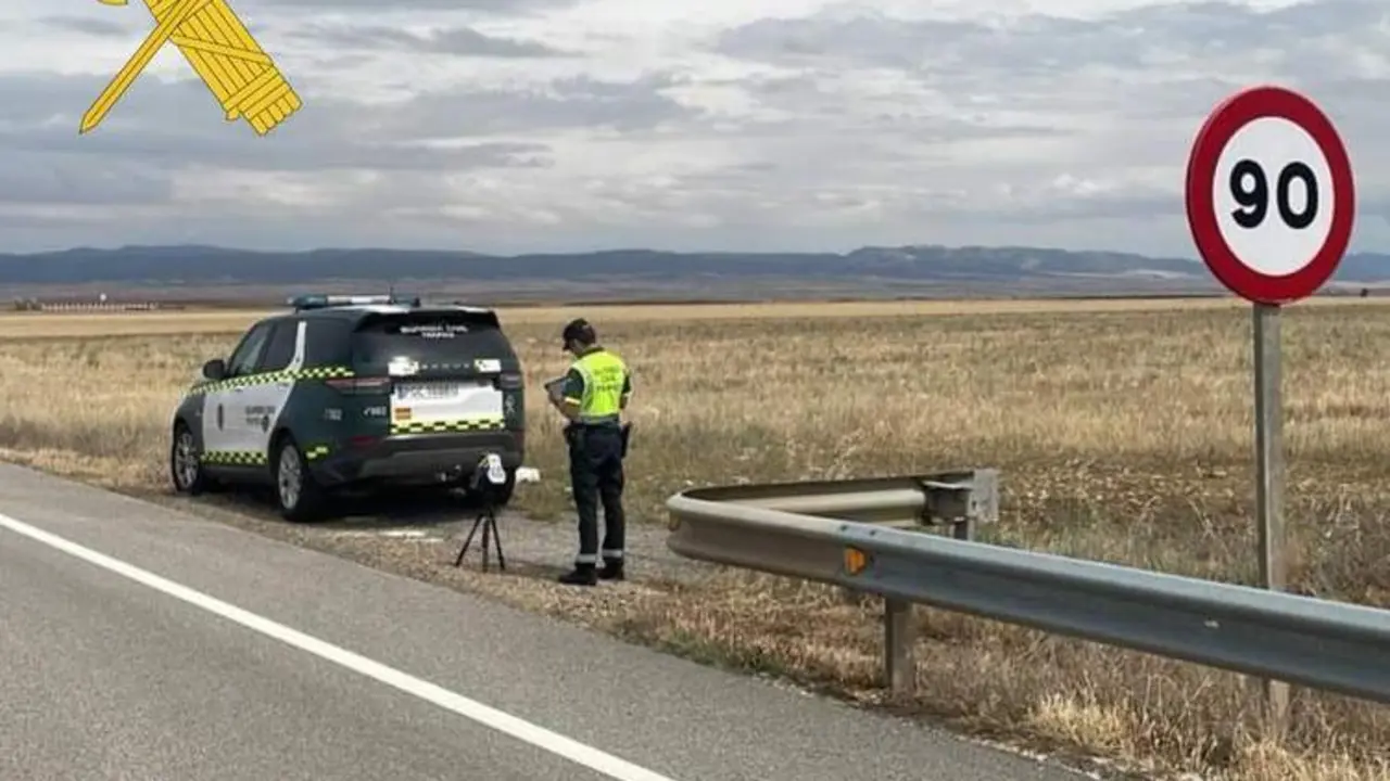 Agente de la Guardia Civil en un control. - Guardia Civil.