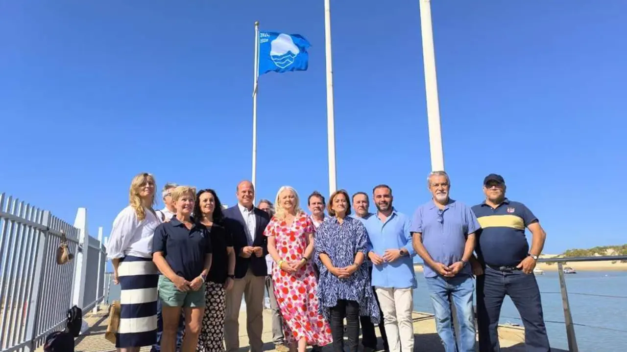 Las autoridades posan bajo la Bandera azul de Sancti Petri - VIVA