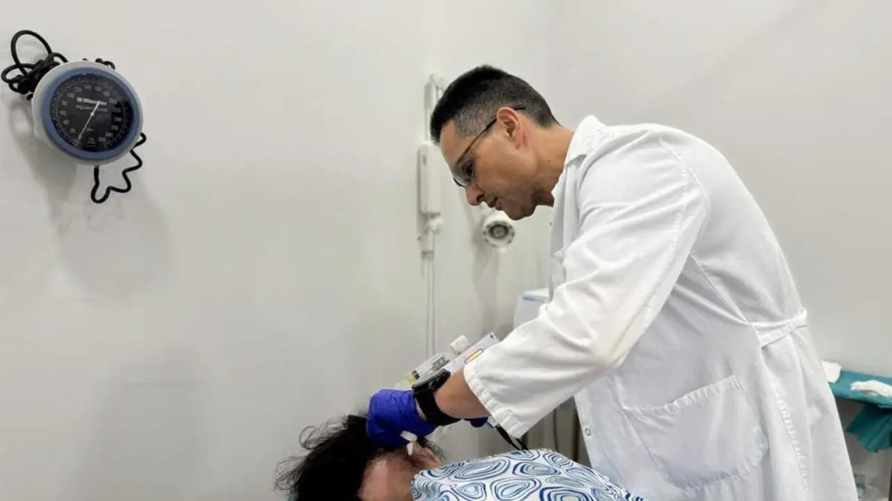 El doctor Amir con una paciente. - QUIR&Oacute;NSALUD