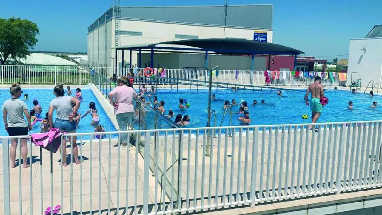 Los alumnos utilizan en el Refuerzo Estival las dos piscinas - CMCR