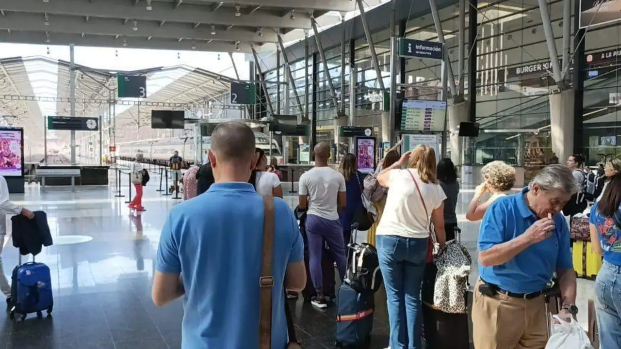 Esperas y colas en la estaci&oacute;n Mar&iacute;a Zambrano. - VM