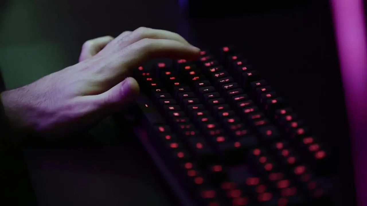 Una persona con el teclado de un ordenador. | Europa Press.