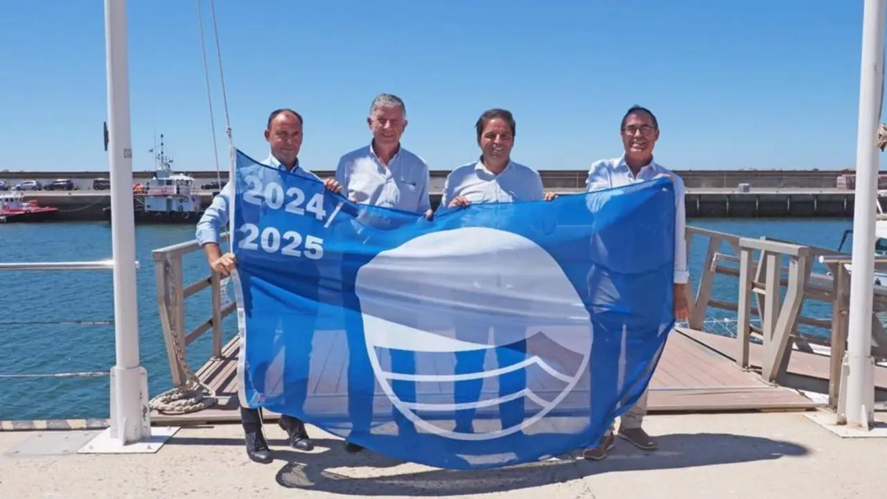 Momento de la izada de bandera azul en Mazag&oacute;n  - J.A.