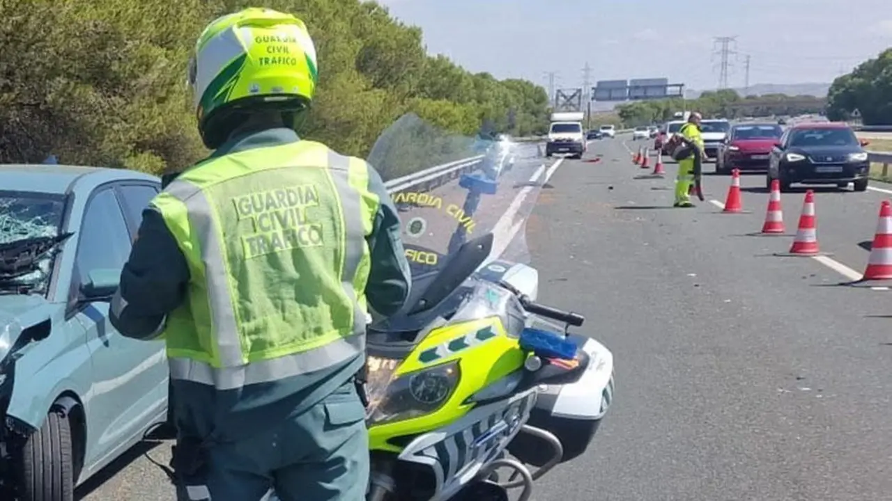 Agente de la Guardia Civil de Tr&aacute;fico en un accidente. - 112.