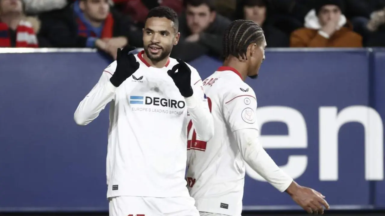 El delantero del Sevilla, Youssef En Nesyri, celebra su gol anotado en - efe