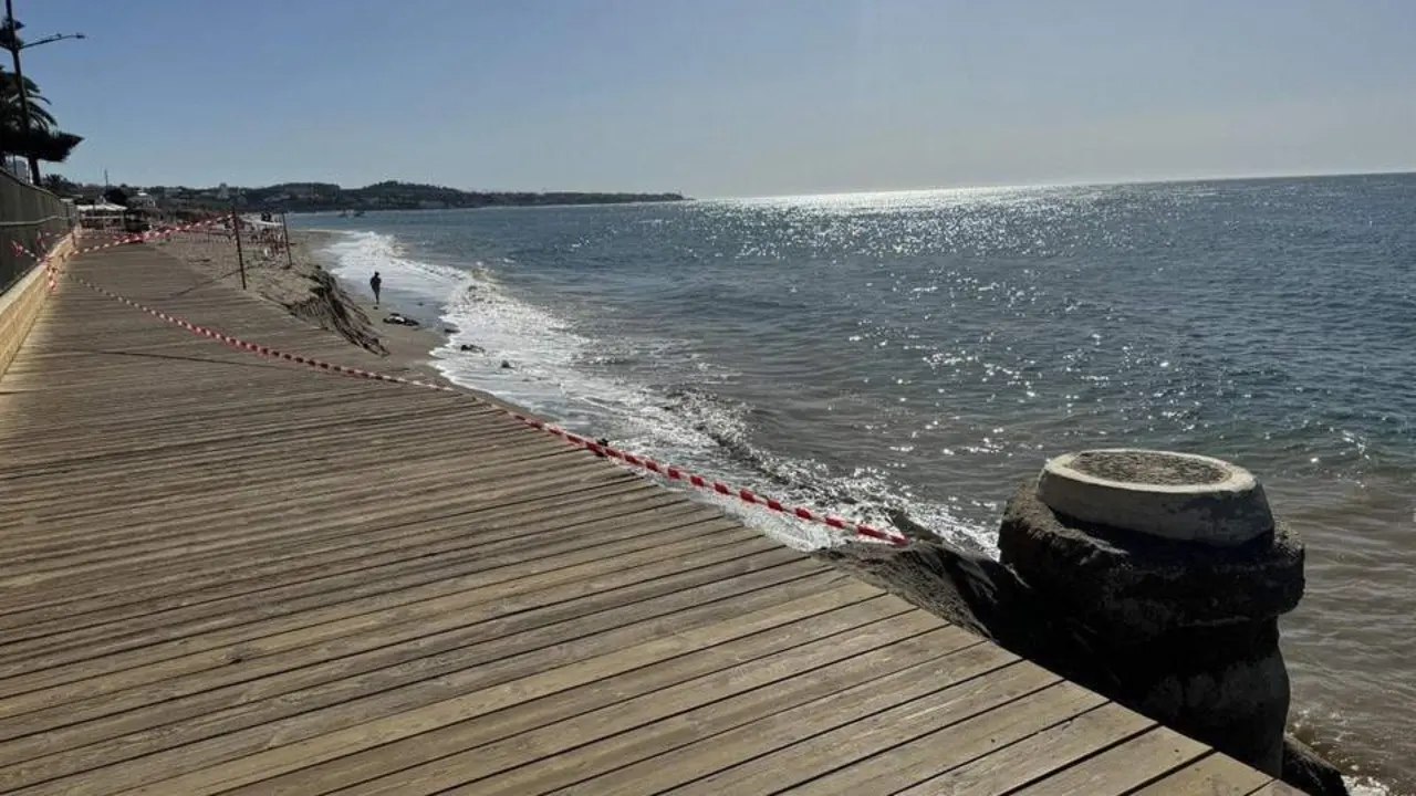 Senda Litoral a su paso por la playa de El Bombo, en Mijas. - Mijas