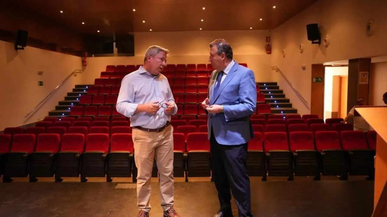 El alcalde de Castilleja y el presidente de la Diputaci&oacute;n en el teatro - EP.