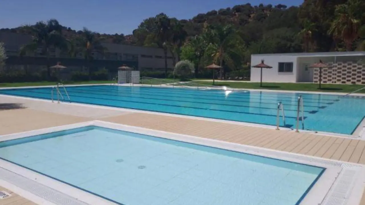 Piscina municipal de Tesorillo. - AI