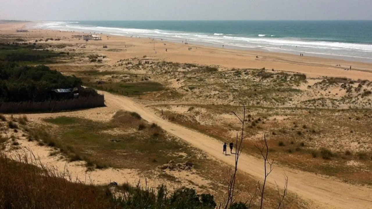Imagen de la playa conile&ntilde;a Los Bateles, ahora cerrada por la crisis sanitaria del coronavirus.  - G.L.