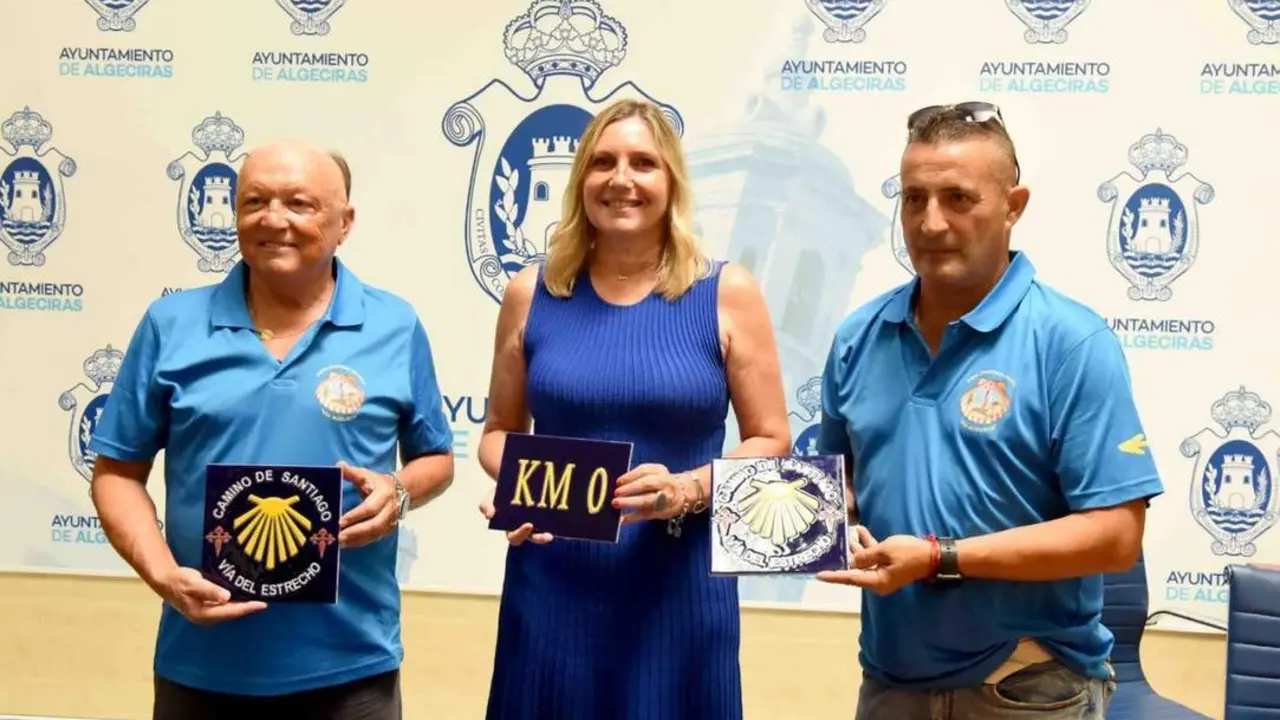 Susana P&eacute;rez, con el azulejo para el km.0 de la V&iacute;a del Estrecho. - AI