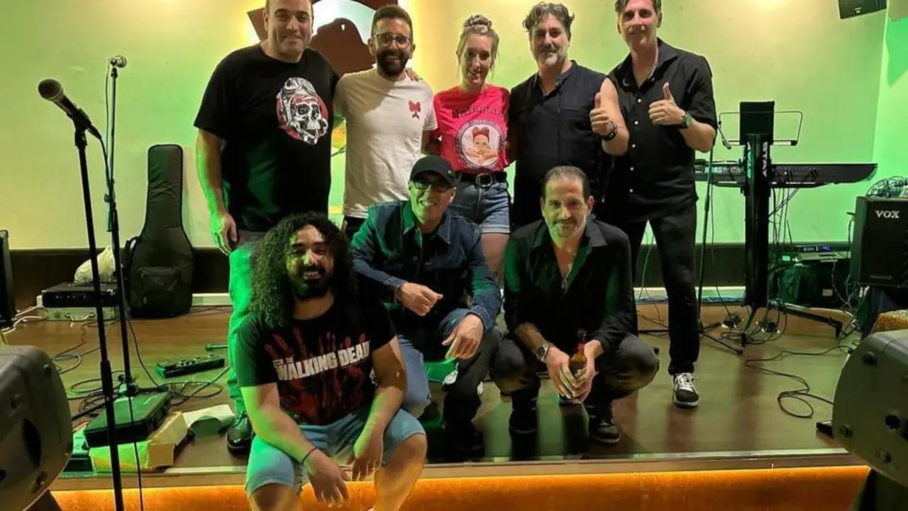 Hotel California, con la familia de la ni&ntilde;a Valentina en Caf&eacute; Central. - Facebook / Cristina Jorgitto