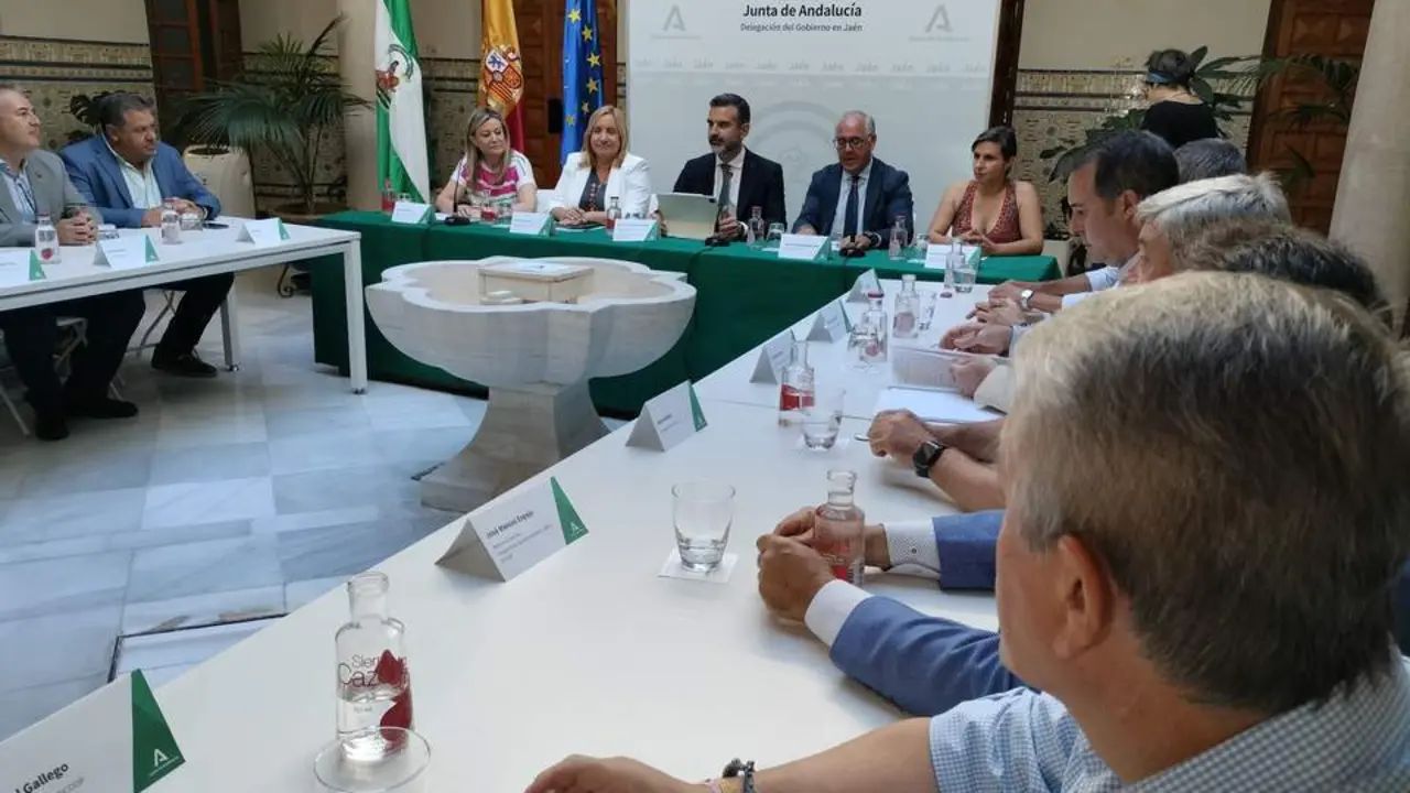 Fern&aacute;ndez-Pacheco analiza la situaci&oacute;n del sector olivarero en su visita a Ja&eacute;n