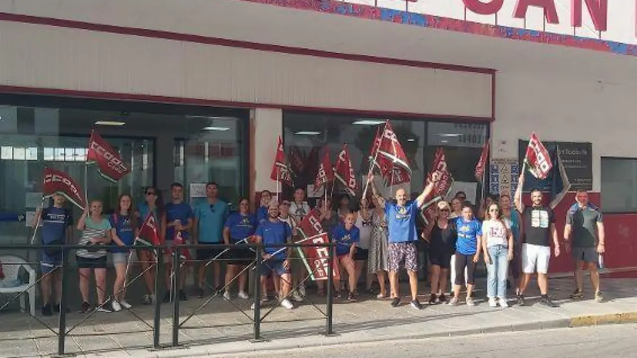 Huelga en la piscina municipal de San Roque. - AI
