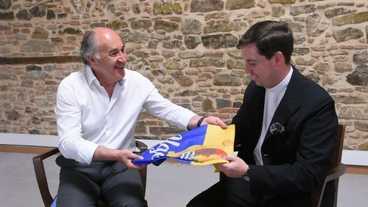 Entrega de la bandera de Algeciras al p&aacute;rroco que peregrina a Lourdes. - AI