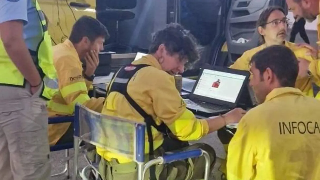 Efectivos contra incendios en Casares. - INFOCA