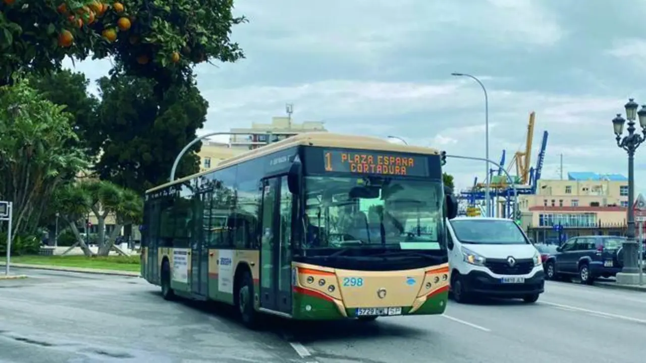 Un autob&uacute;s urbano en C&aacute;diz. - VIVA