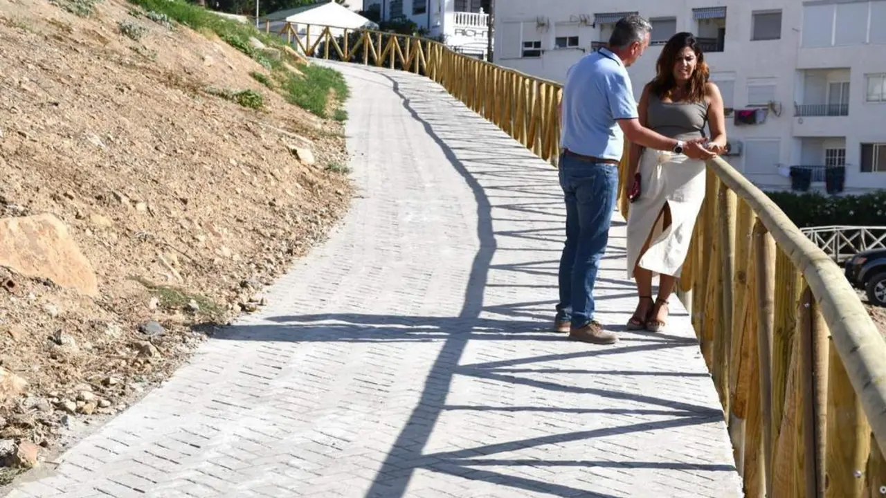 Barandilla de madera en el acceso a la playa de Torreguadiaro. - AI