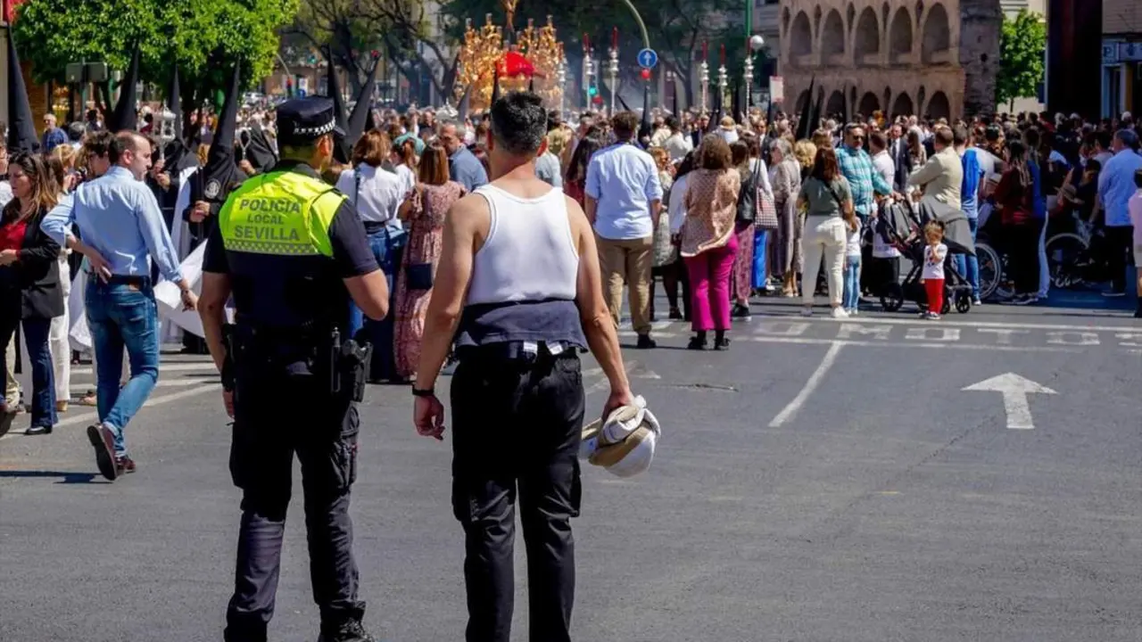Polic&iacute;a Local en servicio en Semana Santa. - EP.