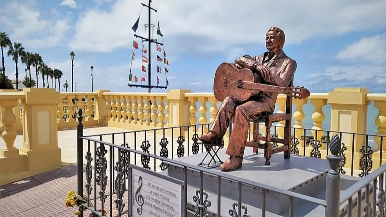 Estatua conmemorativa en honor al guitarrista Manolo Sanl&uacute;car - 