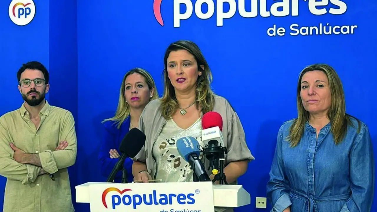 Carmen P&eacute;rez, con concejales, en rueda de prensa. - VIVA