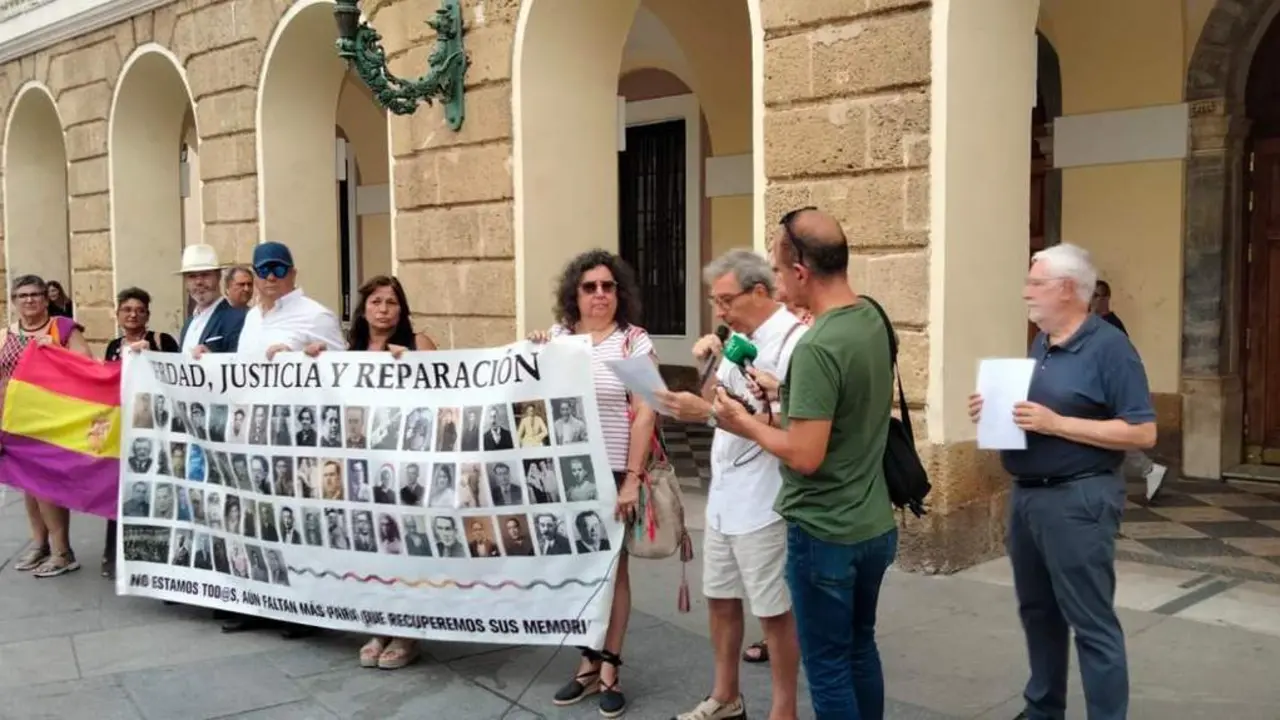 Concentraci&oacute;n en defensa de la Memoria HIst&oacute;rica en C&aacute;diz este 18J. - VIVA