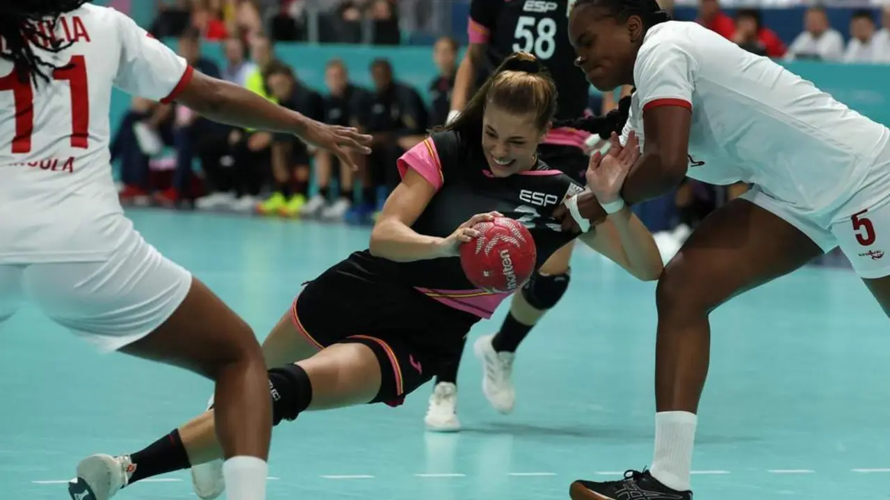 La jugadora de balonmano espa&ntilde;ola Paula Arcos en los JJOO. - EFE/ Kiko Huesca