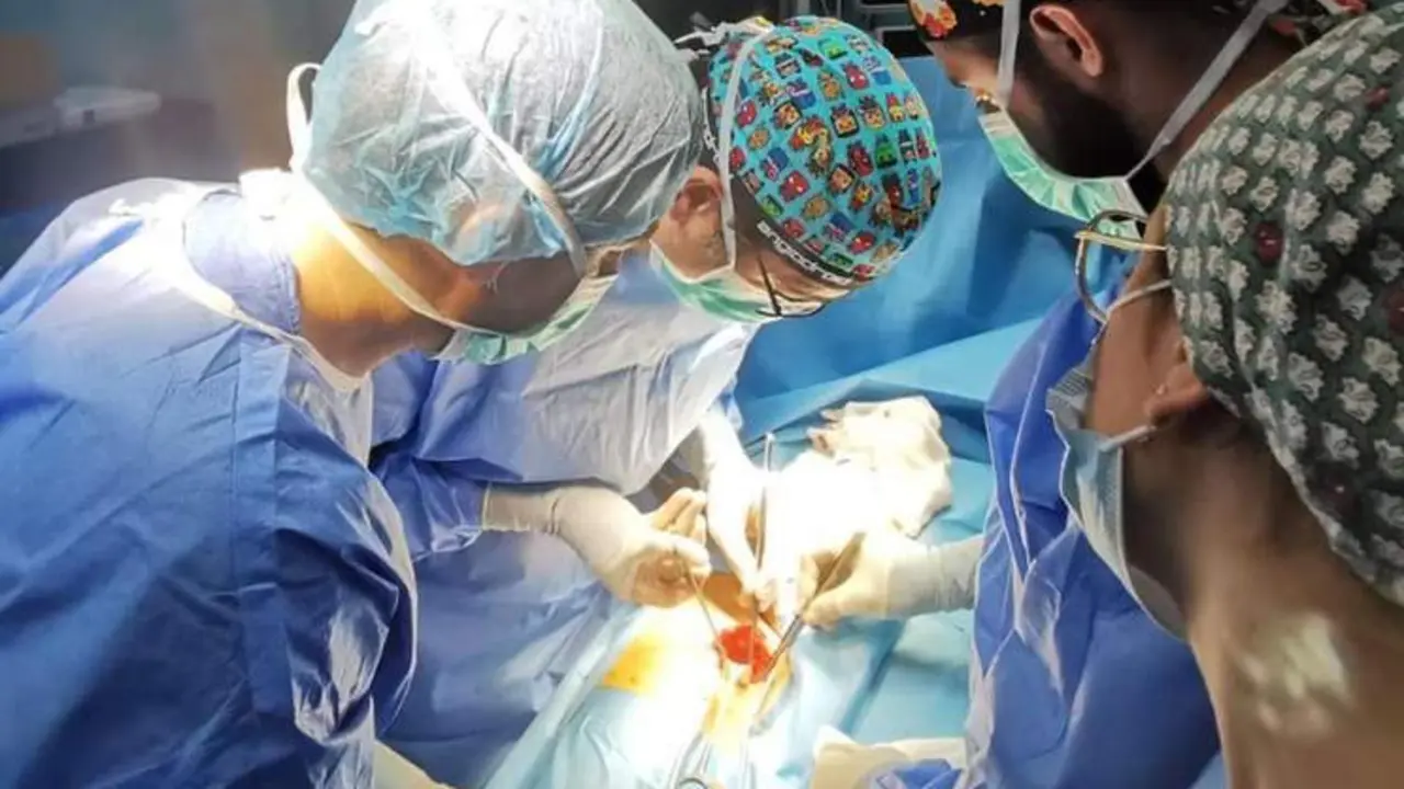 En la intervenci&oacute;n quir&uacute;rgica. - EFE.