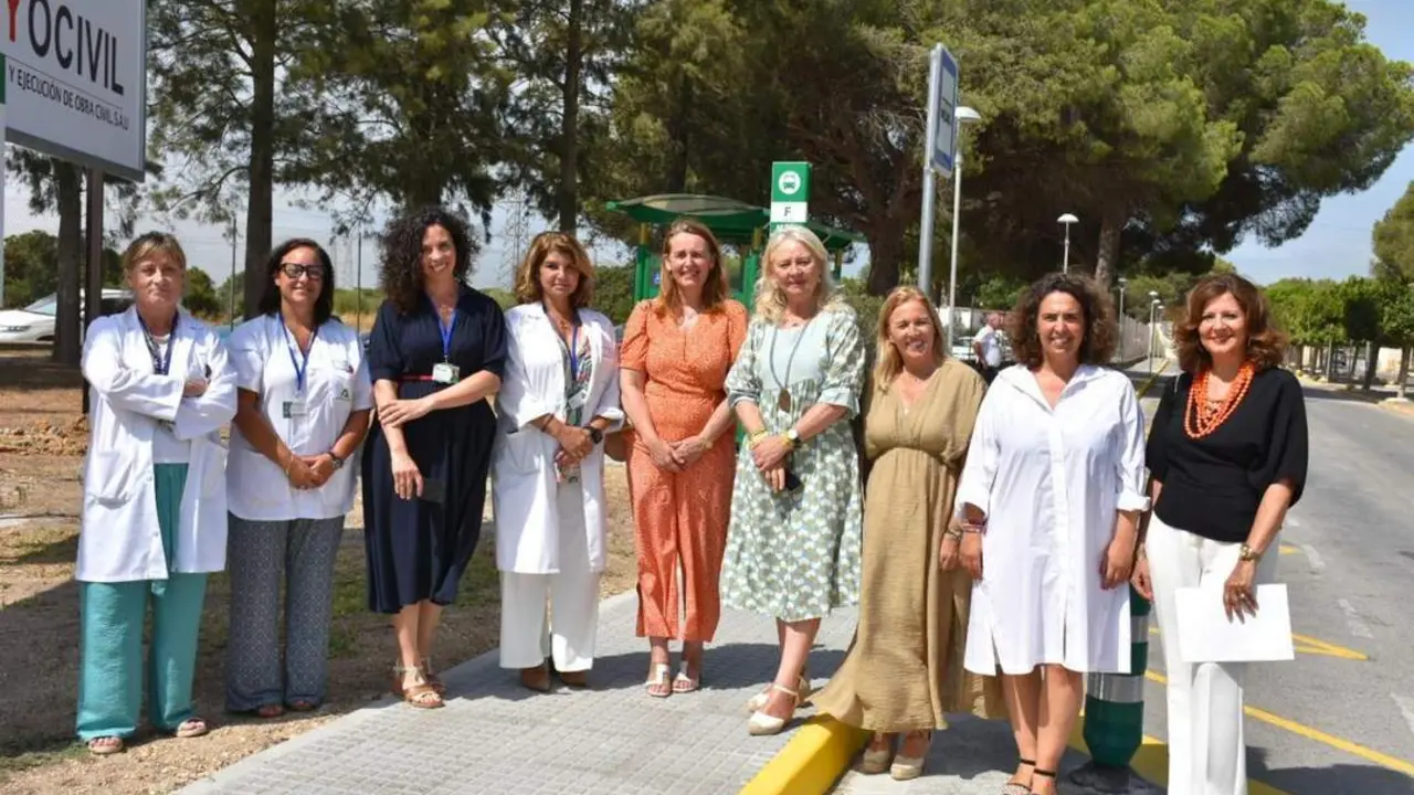 Visita a la nueva parada de autob&uacute;s del Hospital de Puerto Real. - VIVA