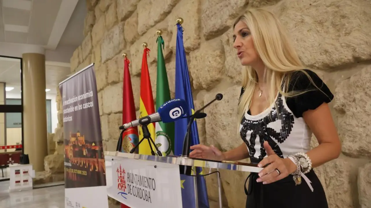 Lourdes Morales en la presentaci&oacute;n de las Jornadas en el Ayuntamiento. - AYUNTAMIENTO DE C&Oacute;RDOBA