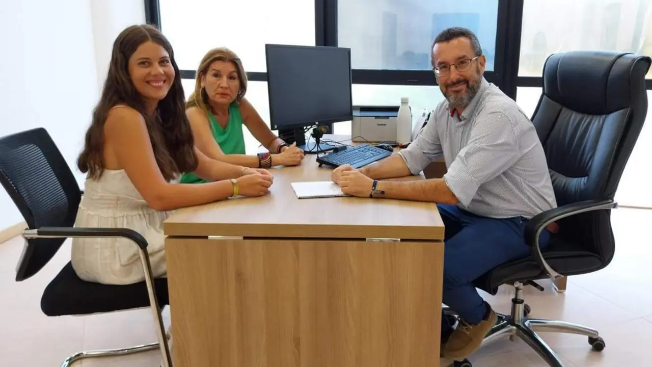 Franco, con la autora del trabajo de fin de grado sobre el aeropuerto. - AI