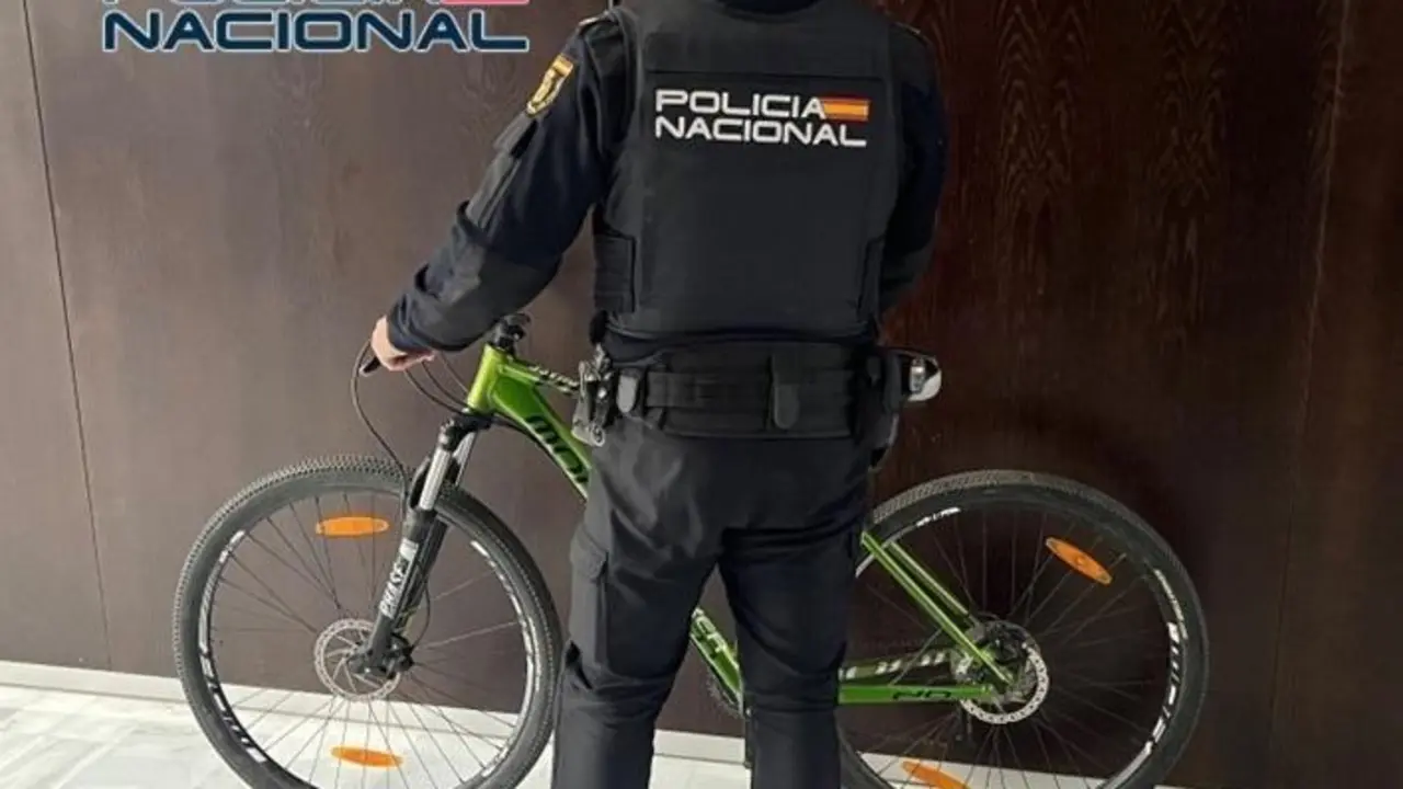 Agente policial con una de las bicicletas recuperadas. - Policia Nacional