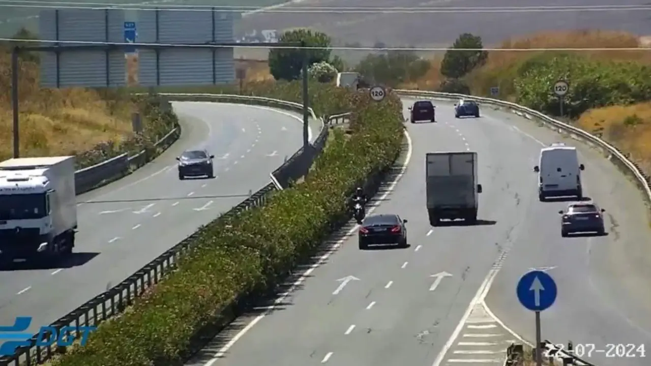 A la izquierda puede verse al motorista.  - Guardia Civil de Tr&aacute;fico
